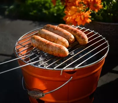 How to Put a Charcoal Grill Out